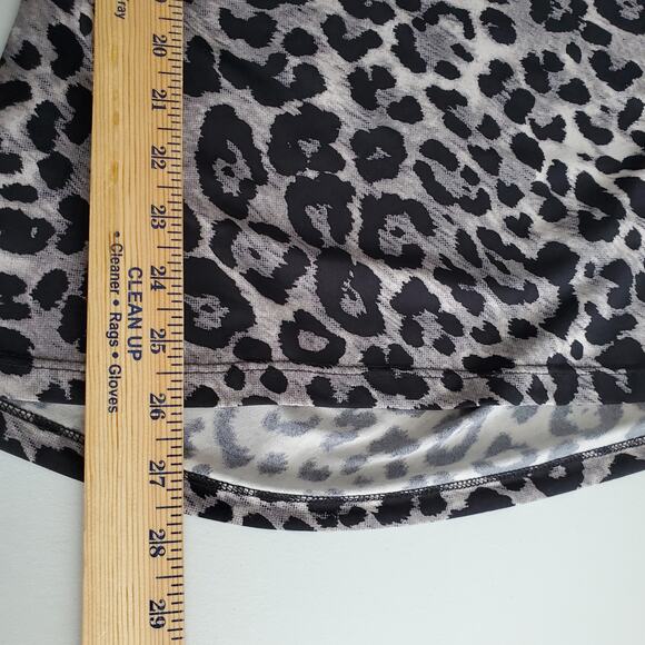 Vince Camuto Gray Animal Print Jersey Knit Wrap Top M Bodycon Modern Sexy Career - Picture 9 of 10